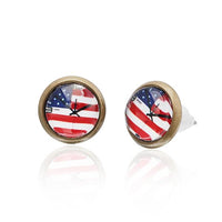 Cargar imagen en el visor de la galería, A pair of round, nickelfree Brass Ohrstecker (12 mm) with a colorful stars motif, unisex design, and stainless steel back—comfortable to wear.
