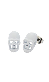Load image into Gallery viewer, Two white plastic skull-shaped hair clips with hollow eyes and tooth details are shown on a plain background, perfect to pair with nickelfrei Brass Ohrstecker Stern Sterne bunt Unisex Ohrringe for a bold, unique accessory look.
