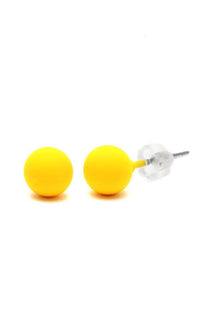 Load image into Gallery viewer, A pair of Unisex Ohrstecker Kugel Perle 6 mm with yellow Gummi-Beschichtung and silver Edelstahl post is shown on a white background; one earring displays the front, the other the side with clear backing. Nickelfrei Schmuck.
