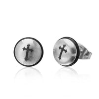 Load image into Gallery viewer, A pair of 10mm round silberne Edelstahl Ohrstecker mit schwarzem Kreuz- und Totenkopfdesign und Gummirand.
