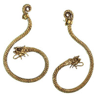 Load image into Gallery viewer, Ohrstecker Drache lang schraffiert gebogen Messing golden nickelfrei Piercing Brass antik Tribal
