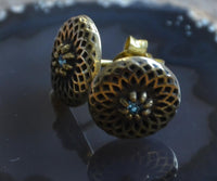 Load image into Gallery viewer, Messing Stein Ohrstecker antik gold Dahlie 10mm
