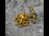 Load image into Gallery viewer, Messing Stein Kristall Ohrstecker gold Blume Zinnie 11mm
