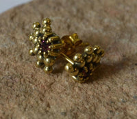 Load image into Gallery viewer, Messing Stein Kristall Ohrstecker gold Wimpern 12mm
