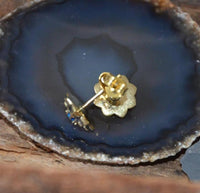 Load image into Gallery viewer, Messing Stein Kristall Ohrstecker gold Blümchen 10mm
