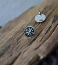 Load image into Gallery viewer, Ohrstecker Glas rund 12mm Zinklegierung Celtic Viking
