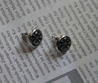 Load image into Gallery viewer, Ohrstecker Glas rund 12mm Zinklegierung Celtic Viking
