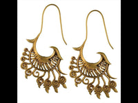 Load image into Gallery viewer, Ohrringe diagonal Korb Spitzen Spiralen Messing antik golden Ohrhänger nickelfrei Piercing Tribal
