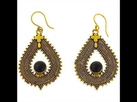 Load image into Gallery viewer, Ohrringe Onyx Zopf Tropfen Punkte Kreuz Messing antik golden Ohrhänger nickelfrei Tribal Brass
