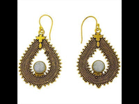 Load image into Gallery viewer, Ohrringe Mondstein Zopf Tropfen Punkte Kreuz Messing antik golden Ohrhänger nickelfrei Tribal Brass
