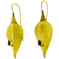 Load image into Gallery viewer, Ohrringe Pfeilspitze gehämmert Granat Messing antik golden Tribal Ohrhänger nickelfrei Piercing
