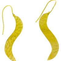 Load image into Gallery viewer, Ohrringe gehämmert S geschwungen Messing antik golden Ohrhänger nickelfrei Tribal Brass lang
