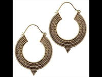 Load image into Gallery viewer, Ohrringe Spitze Kreise Punkte Tribal Messing Brass antik golden nickelfrei Schmuck Piercing
