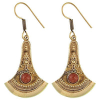 Load image into Gallery viewer, Ohrringe Axt Punkte verziert Sandstein Messing antik golden nickelfrei Ohrhänger Tribal Brass
