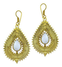 Load image into Gallery viewer, Ohrringe Mondstein Tropfen Zopf Spitzen Kreuz Messing antik golden nickelfrei Tribal Brass Ohrhänger
