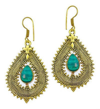 Load image into Gallery viewer, Ohrringe Malachit Tropfen Zopf Spitzen Kreuz Messing antik gold nickelfrei Tribal Brass Ohrhänger
