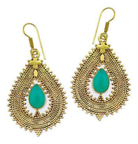 Load image into Gallery viewer, Ohrringe Onyx grün Tropfen Zopf Spitzen Kreuz Messing antik golden nickelfrei Tribal Brass Ohrhänger
