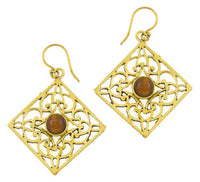 Load image into Gallery viewer, Ohrringe Tigerauge Karo Ornamente glänzend Messing antik golden Tribal 40 mm
