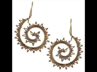 Load image into Gallery viewer, Ohrringe Spirale Kreise Pyramiden Rinne Messing antik golden Tribal Brass Ohrhänger
