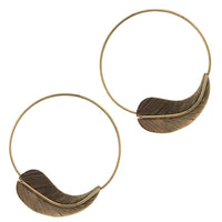 Load image into Gallery viewer, Ohrringe Ring groß mit Feder aus Messing Brass antik golden Tribal Schmuck Piercing
