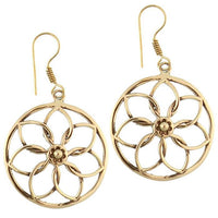 Load image into Gallery viewer, Ohrringe rund mit Blume als Motiv aus antik goldenem Messing Brass Tribal Ohrhänger
