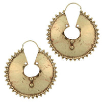 Load image into Gallery viewer, Ohrringe Tribal runde Platte gewölbt mit kleinen Kugeln Verzierung aus antik gold Brass
