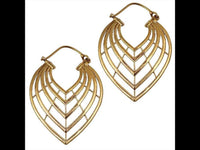 Load image into Gallery viewer, Brass Ohrringe Tribal Tropfen fünflagig umgedreht antik golden gewölbt Messing
