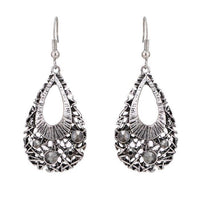 Load image into Gallery viewer, Brass Ohrringe silberfarben Tropfen Steine grau Geflecht
