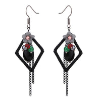 Cargar imagen en el visor de la galería, Brass Ohrringe silberfarben Raute Stoff schwarz Steine Blume grau rosa
