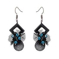 Cargar imagen en el visor de la galería, Brass Ohrringe silberfarben Raute Stein weiß Stoff Spitze schwarz blaue Perlen
