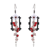 Cargar imagen en el visor de la galería, Brass Ohrringe silberfarben Rahmen schwarz Rechteck Schnörkel Blumen weiß Steine facettiert rot
