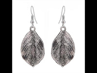 Cargar imagen en el visor de la galería, Brass Ohrringe silberfarben oxidiert Blatt Struktur Maserung fein
