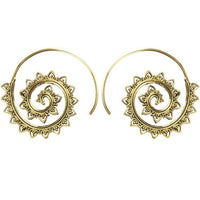 Load image into Gallery viewer, Spiralen Ohrringe Dreiecke Tropfen Kerbe Messing Brass antik golden nickelfrei Tribal Piercing
