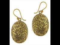 Load image into Gallery viewer, Ohrringe oval gewölbt Blumenmuster dunkel oxidiert Messing antik golden Tribal
