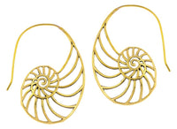 Load image into Gallery viewer, Ohrhänger oval Schneckenmuschel gewölbt Messing antik golden Tribal Ohrringe gestanzt
