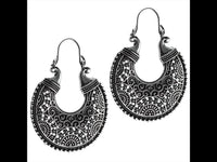 Load image into Gallery viewer, Brass Ohrringe silbern Sichel Herz Bögen Blumen Muster Messing
