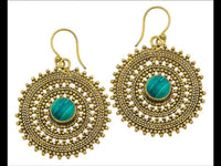 Load image into Gallery viewer, Ohrringe Malachit Zopf Kreis Punkte Dreiecke Messing Ohrhänger grün antik gold Tribal
