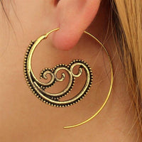 Load image into Gallery viewer, Spiralen Ohrringe Brass Punkte drei Spiralen antik golden Tribal Piercing
