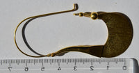 Load image into Gallery viewer, Ohrringe Haken Sichel schraffiert Messing antik golden nickelfrei Tribal Brass Piercing
