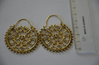 Load image into Gallery viewer, Brass Ohrringe Tribal Zackenrand rund Pfau Spiralbögen antik golden Messing
