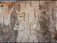 Load image into Gallery viewer, Ohrringe Dreieck Mandel Spiralen Messing antik golden Tribal Brass Ohrhänger nickelfrei Schmuck
