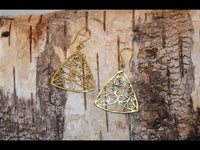 Load image into Gallery viewer, Ohrringe Dreieck Mandel Spiralen Messing antik golden Tribal Brass Ohrhänger nickelfrei Schmuck
