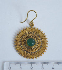 Load image into Gallery viewer, Ohrringe Jade Zopf Kreis Punkte Dreiecke Messing antik golden Ohrhänger nickelfrei Tribal Brass
