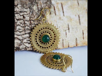 Load image into Gallery viewer, Ohrringe Jade Zopf Kreis Punkte Dreiecke Messing antik golden Ohrhänger nickelfrei Tribal Brass
