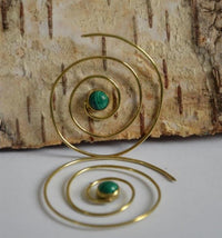 Load image into Gallery viewer, Spiralen Ohrringe dünn Malachit rund Messing Brass antik golden nickelfrei Piercing Tribal Schmuck
