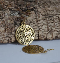 Load image into Gallery viewer, Ohrringe dick Blumen Blume des Lebens rund Messing antik golden nickelfrei Tribal Brass

