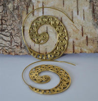 Load image into Gallery viewer, Spiralen Ohrringe acht Kugeln Messing Brass antik golden nickelfrei Piercing Tribal
