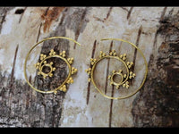 Load image into Gallery viewer, Spiralen Ohrringe Kreise Dreiecke Brass klein antik golden Tribal Piercing
