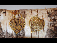 Load image into Gallery viewer, Brass Ohrringe Tribal Tropfen Blatt Blumenmuster antik golden Messing
