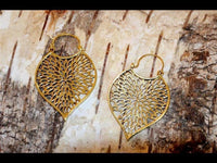 Load image into Gallery viewer, Brass Ohrringe Tribal Tropfen Blatt Blumenmuster antik golden Messing
